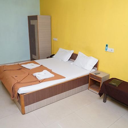 Hotel Umesh Daman Esterno foto
