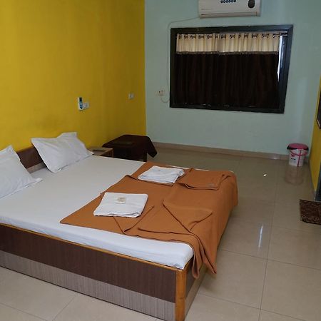 Hotel Umesh Daman Esterno foto