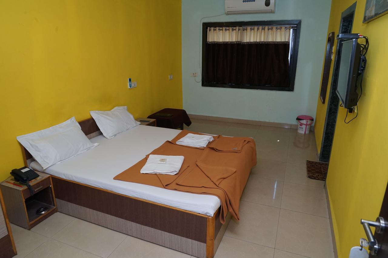 Hotel Umesh Daman Esterno foto