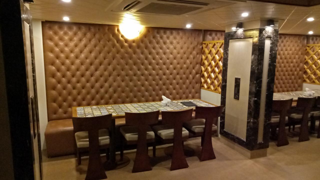 Hotel Umesh Daman Esterno foto