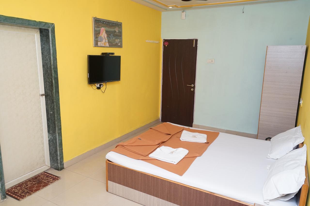 Hotel Umesh Daman Esterno foto