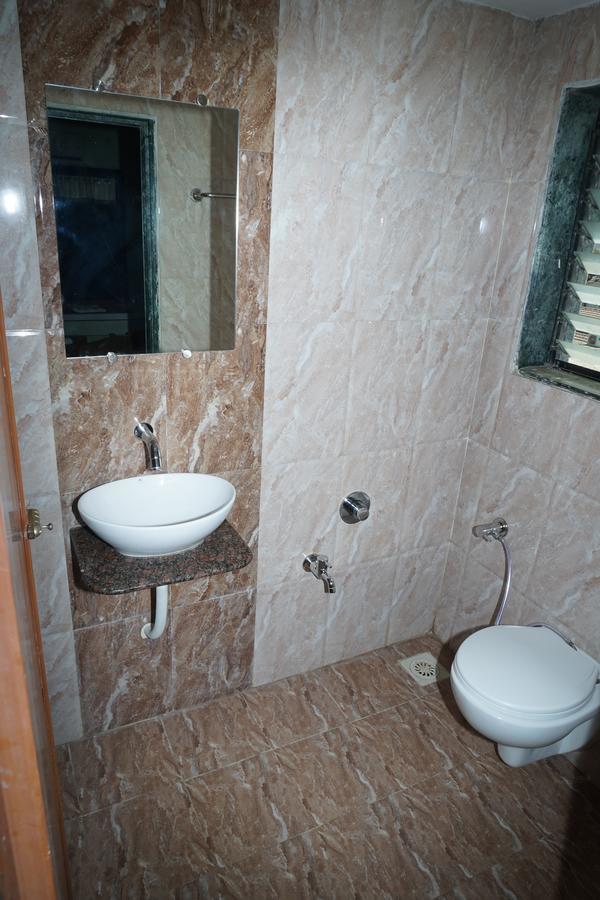 Hotel Umesh Daman Esterno foto
