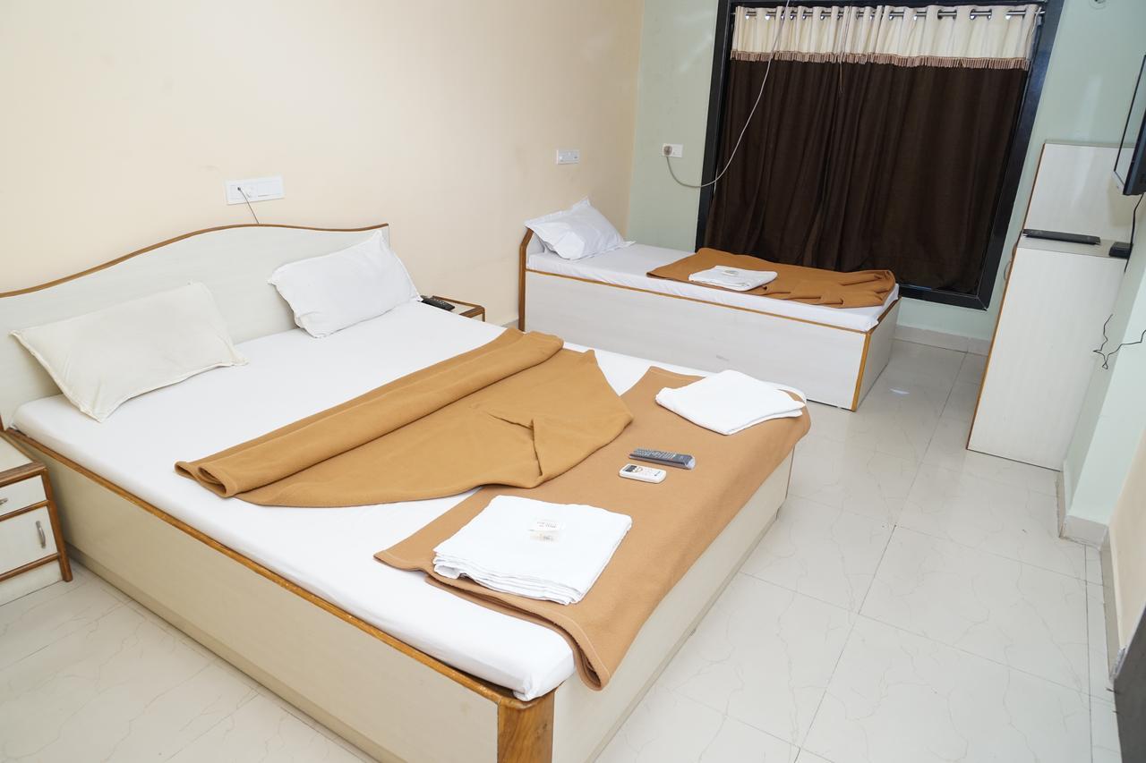 Hotel Umesh Daman Esterno foto
