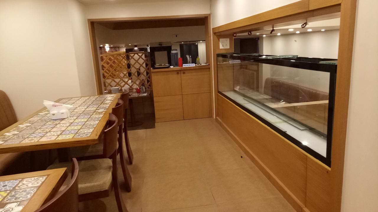 Hotel Umesh Daman Esterno foto