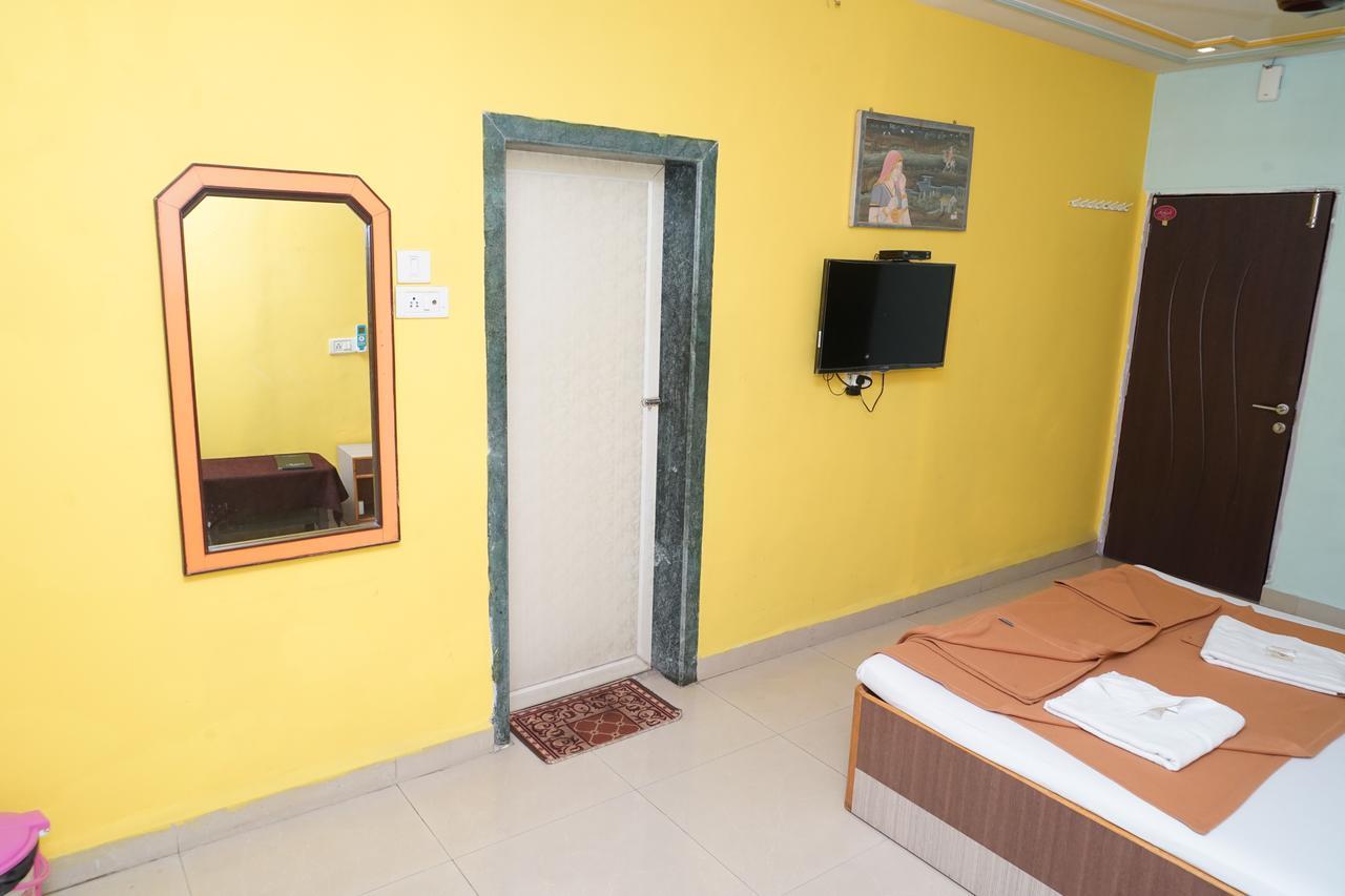 Hotel Umesh Daman Esterno foto