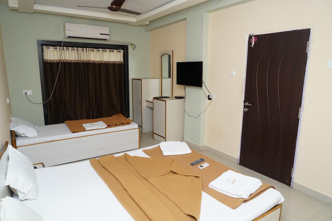 Hotel Umesh Daman Esterno foto
