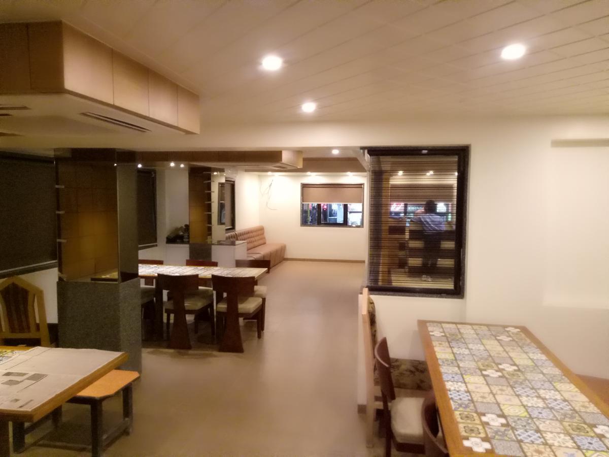 Hotel Umesh Daman Esterno foto