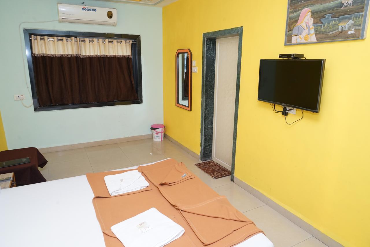 Hotel Umesh Daman Esterno foto
