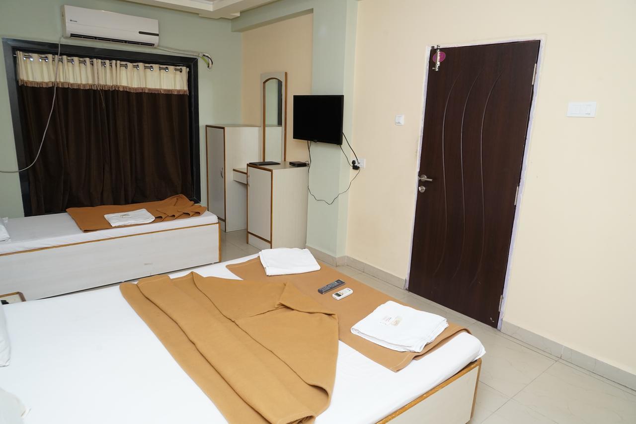 Hotel Umesh Daman Esterno foto