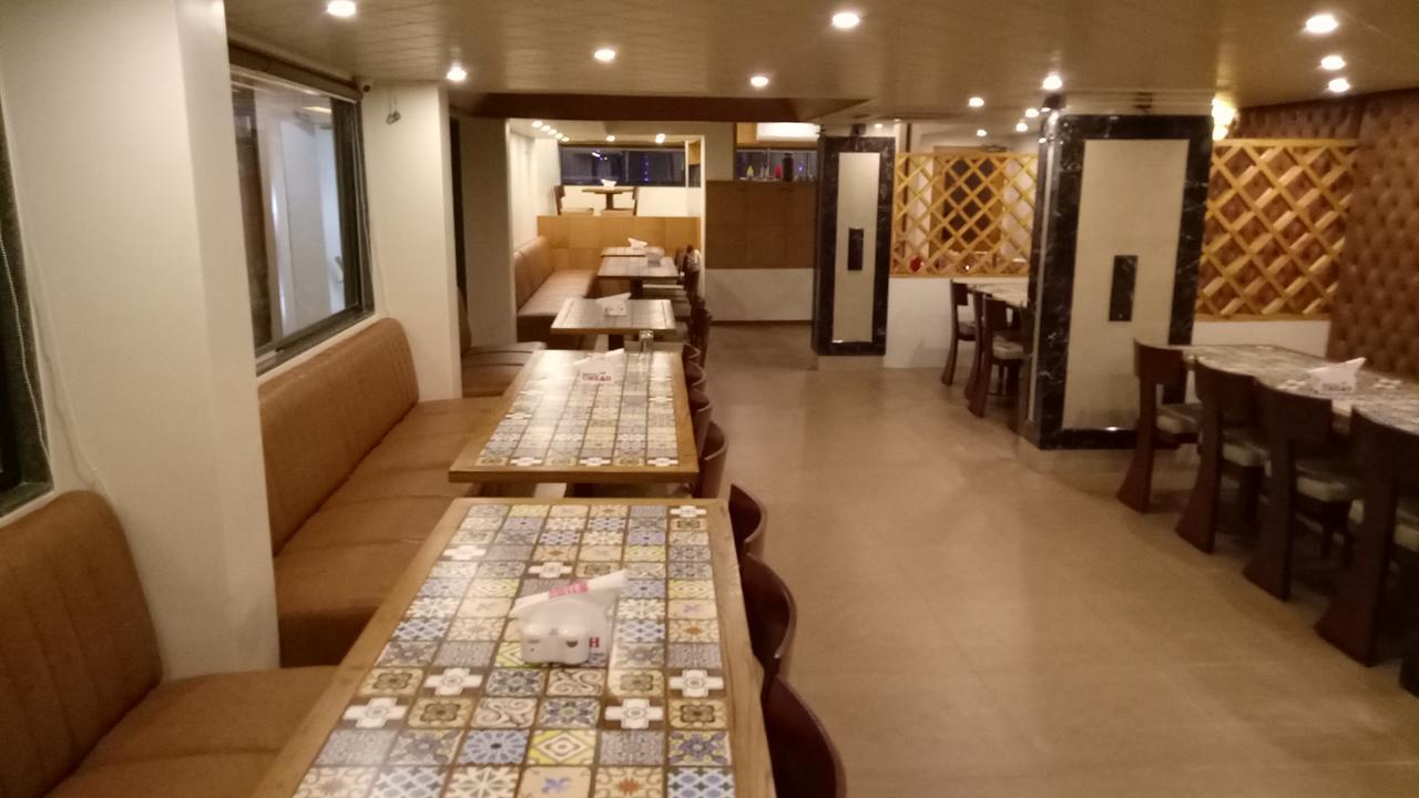 Hotel Umesh Daman Esterno foto