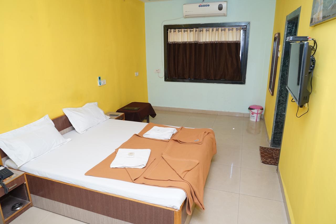 Hotel Umesh Daman Esterno foto
