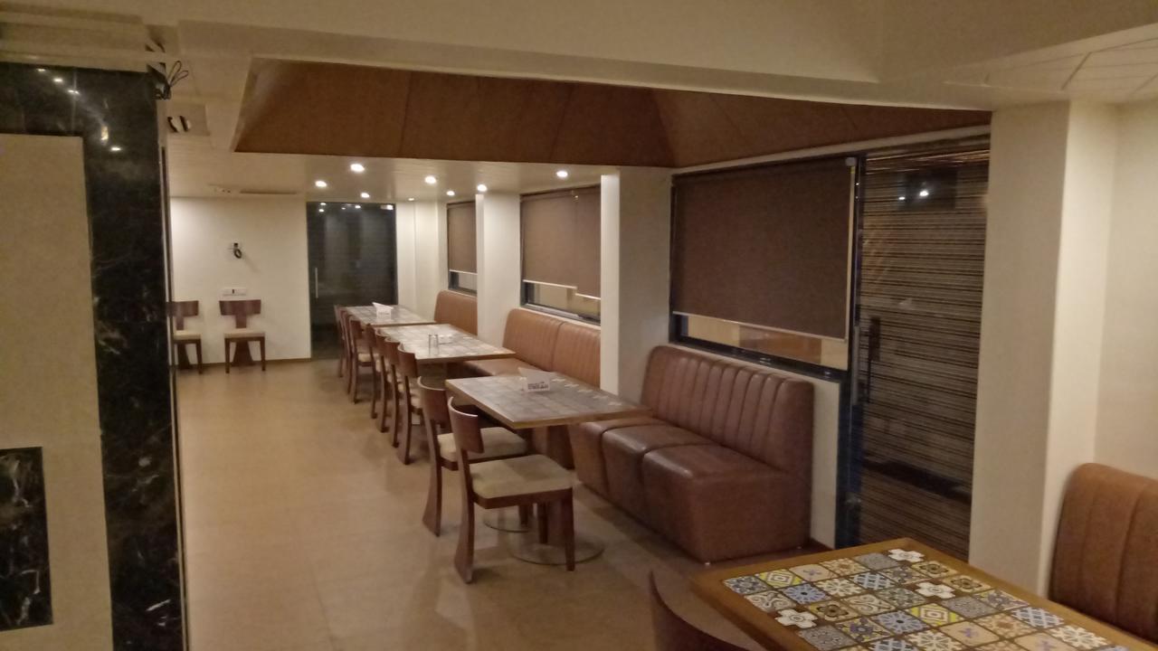 Hotel Umesh Daman Esterno foto