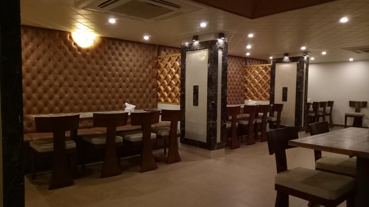 Hotel Umesh Daman Esterno foto
