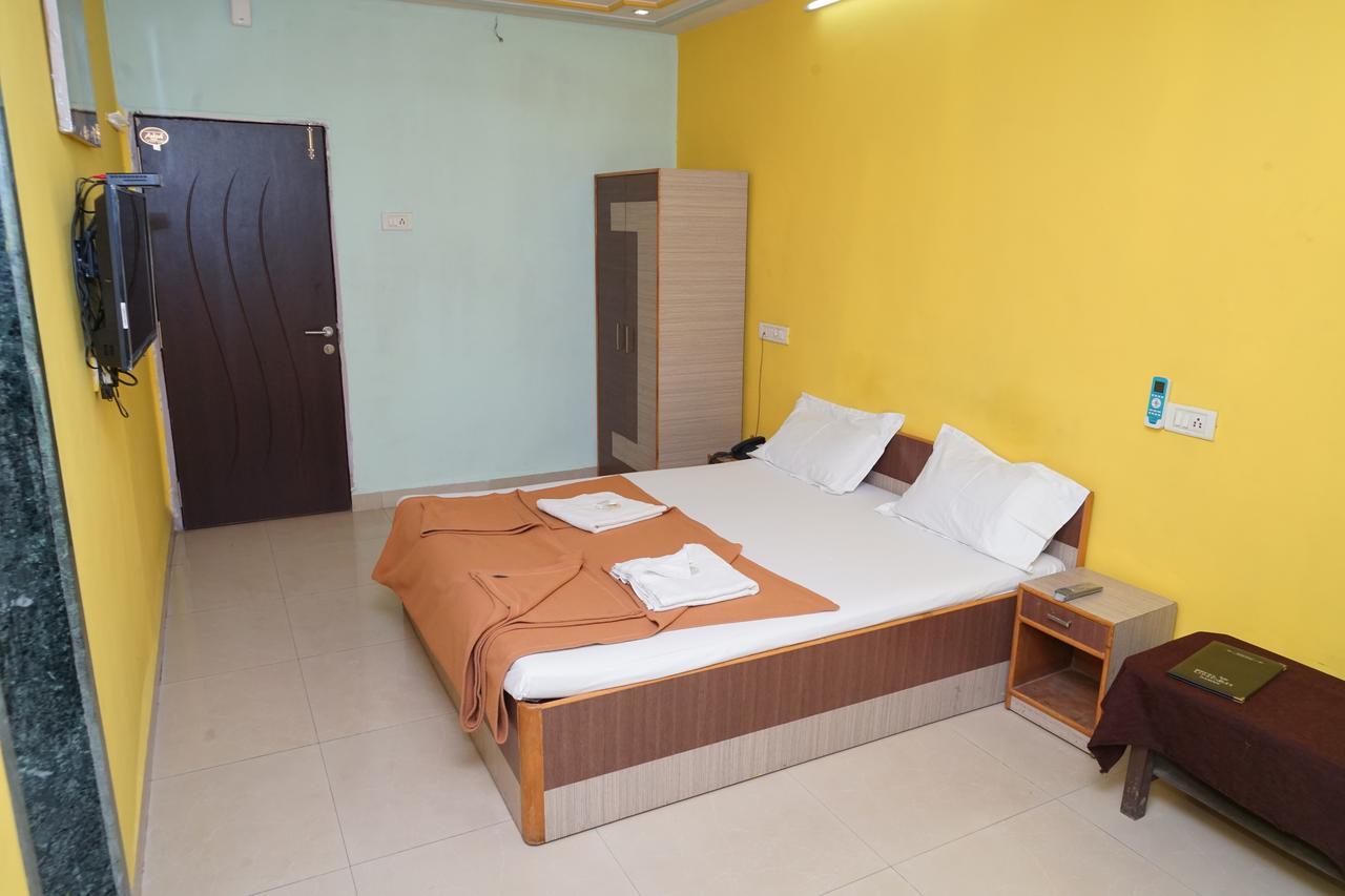 Hotel Umesh Daman Esterno foto